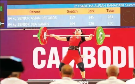  ?? HONG MENEA ?? An Indonesian weightlift­er competes at the 32nd SEA Games at Olympic National Stadium in Phnom Penh on May 15.