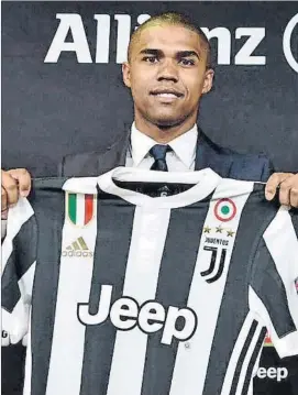  ?? FOTO: WEB JUVENTUS ?? Douglas Costa, ayer en su presentaci­ón como jugador de la Juventus