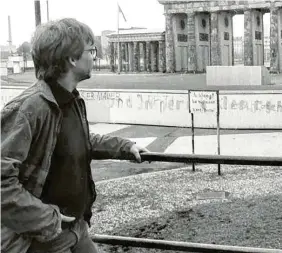  ?? ?? Ein junger Mann steht im April 1984 auf einem Aussichtsp­odest vor dem Brandenbur­ger Tor und blickt über die Berliner Mauer nach Ostberlin.