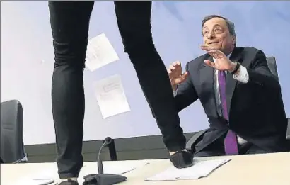  ?? KAI PFAFFENBAC­H / REUTERS ?? Una joven se subió al estrado gritando “¡Abajo la dictadura del BCE!”; Draghi, asustado por los papeles