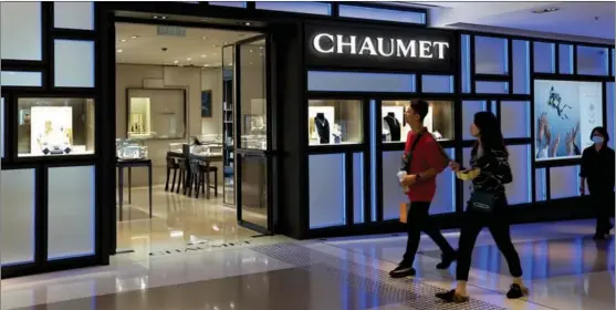  ?? YANG JINYAN / FOR CHINA DAILY ?? Consumers pass a Chaumet store in Hong Kong. Chaumet is a luxury jewelry brand based in Paris.