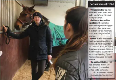  ?? FOTO: MARIA SVENSSON ?? NÄRA. Caroline Davidsson och Vanja Sandell jobbar på ridskolan och de är båda oroliga för smittan. ”Det är på så nära håll nu”, säger Vanja.