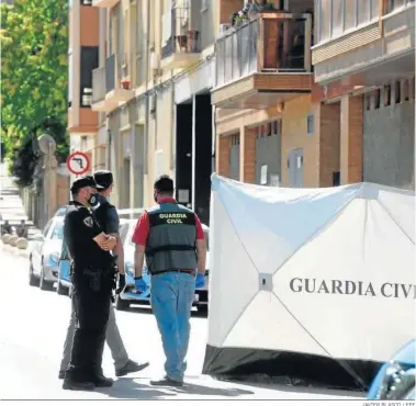  ?? JAVIER BLASCO / EFE ?? Agentes de la Guardia Civil junto a la vivienda de Barbastro (Huesca) donde se produjo el crimen.