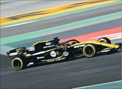  ?? DAN ISTITENE / GETTY ?? El bólido de Carlos Sainz en el Circuit de Catalunya