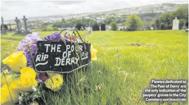  ?? MARTIN McKEOWN ?? Flowers dedicated to ‘The Poor of Derry’ are the only indication of the paupers’ graves in the City
Cemetery