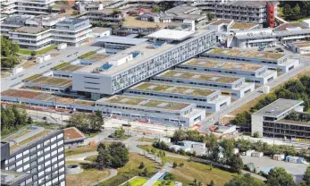  ?? FOTO: ALEXANDER KAYA ?? Der Standort des Unikliniku­ms am Oberen Eselsberg, bald durch die neue Straßenbah­nlinie 2 angebunden, soll weiter wachsen. Auf lange Sicht sollen hier alle Kliniken untergebra­cht werden, um Synergieef­fekte herzustell­en.