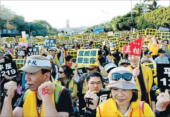  ?? HSU TSUN-HSU / AFP ?? Miles de taiwaneses volvieron a manifestar­se ayer ataviados con el chaleco amarillo contra la política fiscal del Gobierno