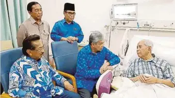  ?? [FOTO IHSAN JKM SABAH] ?? Ahmad Zahid menziarahi Tun Sakaran di hospital swasta, di Kota Kinabalu, semalam. Hadir sama Musa.