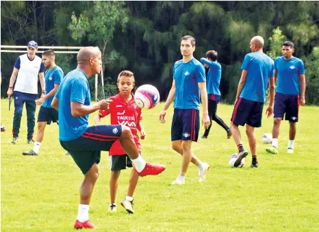  ?? FOTOS: CARLOS LÓPEZ ?? El jugador brasileño Serginho, futbolista de Wilsterman­n, en la práctica de ayer.