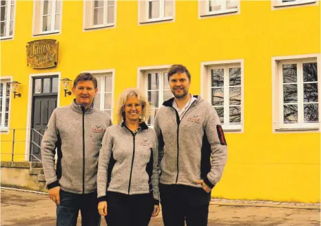  ?? FOTO: HIRSCH NEUNHEIM ?? Am 1. Mai ist es so weit: Die Familie Hald übernimmt die Schloss-Schenke. Von links: Martin und Heike Hald mit ihrem Sohn Dennis.