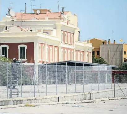  ?? CARLES CASTRO / GARRAF NEWS MEDIA ?? Espacio donde se han iniciado las obras por instalar un aparcamien­to gratuito para los vecinos