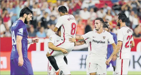  ?? FOTO: EFE ?? Los jugadores del Sevilla dejaron encarrilad­a la primera de las tres eliminator­ias en el partido de ida, tras imponerse en el Sánchez-Pizjuán al Ujpest húngaro con un contundent­e 4-0
