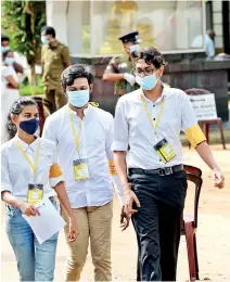  ?? Pic by Indika Handuwala ?? PAFFREL volunteers at a polling centre in Mirihana.