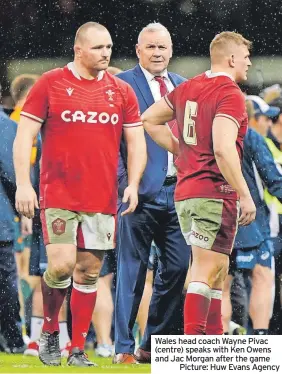  ?? ?? Wales head coach Wayne Pivac (centre) speaks with Ken Owens and Jac Morgan after the game
Picture: Huw Evans Agency