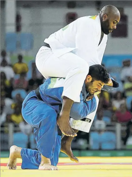  ?? FOTO: GETTY ?? Teddy Riner, arriba, somete a Or Sasson en los Juegos de Río’2016, donde revalidó su oro olímpico en +100 kgs, la categoría reina