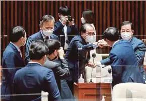  ?? EPA PIC ?? Representa­tive Thae Young-ho (centre) and other lawmakers of the People Power Party joyfully greeting each other at their meeting at the National Assembly in Seoul, South Korea, yesterday.