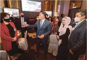  ?? (Foto Saifulliza­n Tamadi/bh) ?? Mohd Shahar beramah mesra dengan peserta pada Sidang Kemuncak Ekonomi Malaysia 2022 di Kuala Lumpur, semalam.