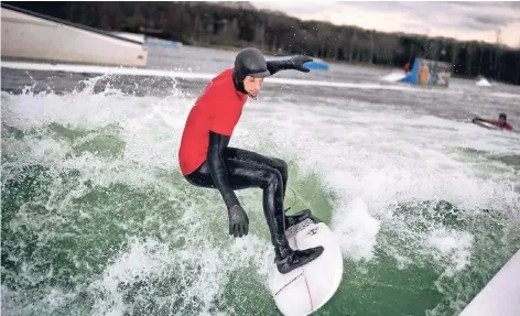  ?? RP-FOTO: RALPH MATZERATH ?? Heimatherz, was willst du mehr: Wellenreit­en ist jetzt in einer schwimmend­en Anlage auf einem der Langenfeld­er Wasserski-Seen möglich.