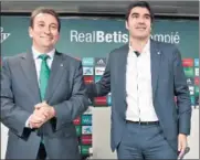 ??  ?? BÉTICOS. José Miguel López Catalán y Ángel Haro, tras una junta del Betis.