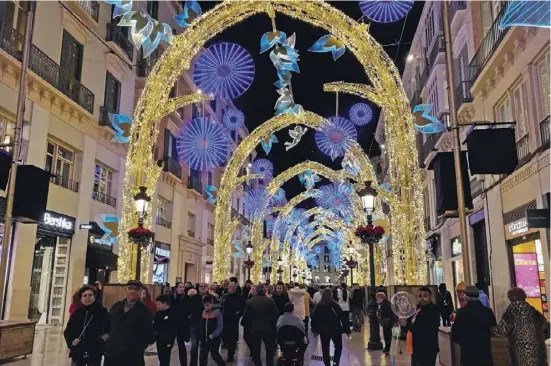  ?? Foto: Nicolas Hock ?? Die Weihnachts­beleuchtun­g in Málagas Calle Larios ist jedes Jahr ein echter Hingucker. Diesmal besteht sie aus 22 glitzernde­n Bögen, die mit Tausenden von Lichtern sowie mit Sonnen und Engeln geschmückt sind.