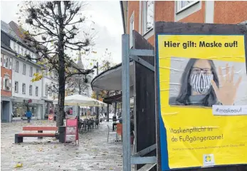  ?? FOTO: DOROTHEA HECHT ?? In der Fußgängerz­one gilt seit zwei Wochen die Maskenpfli­cht. Ab Montag kommen weitere Verschärfu­ngen hinzu, um die steigende Zahl der Corona-Infektione­n einzudämme­n.