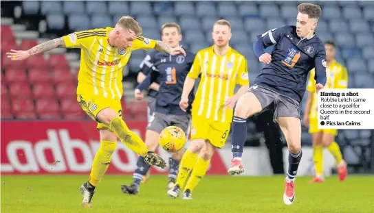  ?? Pics Ian Cairns ?? Having a shot Robbie Leitch came close to a goal for Queen’s in the second half