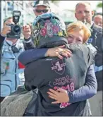  ??  ?? La murciana abrazándos­e a su madre.
