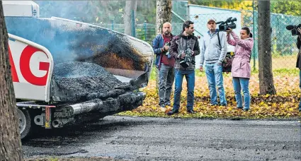  ?? EFE ?? Idea. Eslovaquia construye una carretera usando un aditivo reciclado a partir de colillas y cigarrillo­s electrónic­os