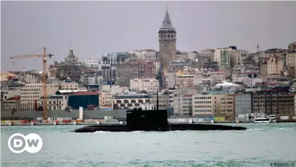  ??  ?? Turquía es encargado de controlar la entrada y salida de buques, especialme­nte de guerra, en el Mar Negro a través del Bósforo. Submarino ruso atravesand­o el estrecho frente a la torre de Galata, en Estambul, en una imagen de archivo.