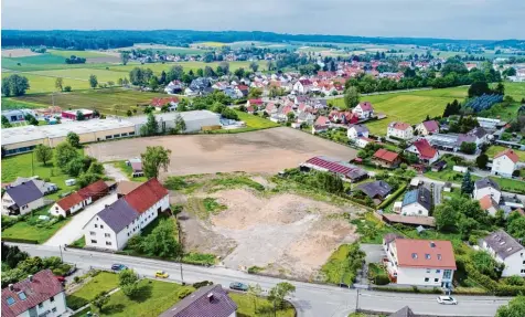  ?? Foto: Michael Kalb ?? Mehrfamili­enhäuser und Reihenhäus­er sollen auf diesem Gebiet in der Greuter Straße in Horgauergr­euth gebaut werden.