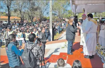  ??  ?? Aspecto de la ceremonia central en honor al padre Julio César Duarte Ortellado, llevada a cabo en la iglesia San José de Ybycuí.