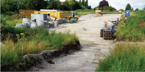  ??  ?? Noch gibt es nur gekieste Baustellen­wege im neuen Baugebiet am Meringer Oberfeld. Der Gemeindera­t hat sich jedoch schon Gedanken über die künftigen Straßennam­en gemacht.