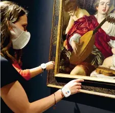  ??  ?? Al museo I preparativ­i in vista della riapertura dell’accademia Carrara di Bergamo: tra le novità i braccialet­ti per le distanze sociali (Imagoecono­mica)