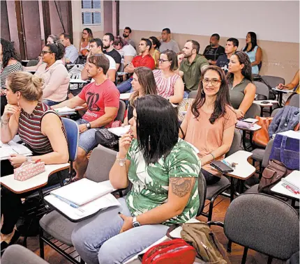  ?? RICARDO CASSIANO ?? Nadjelma Bichara (de rosa) estuda há anos para conseguir passar em concurso público. Ela não desistira de investir nesse sonho