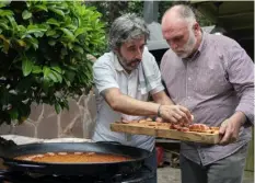  ?? Xaume Olleros/Discovery Inc. ?? Diego Guerrero, left, and José Andrés make lunch at Pepa Muñoz's house in Madrid.