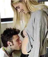  ??  ?? Bacio Fedez bacia la fidanzata Chiara Ferragni, incinta di cinque mesi, in uno scatto postato a fine ottobre