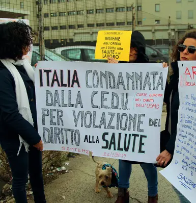  ??  ?? La protesta delle mamme Davanti alla portineria D dell’acciaieria, ieri, nuovo presidio a difesa di salute e ambiente