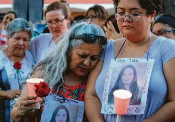  ?? Susan Montoya Bryan / Associated Press ?? Familiares y amigos de las cuatro víctimas fatales del presunto asesino en serie Juan David Ortiz, un agente de la patrulla fronteriza, realizaron una vigilia en un parque de Laredo el martes 18 de septiembre de 2018.