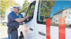  ??  ?? Im Gespräch mit Johannes May gibt der Fahrer des Transportw­agens zu: Er hat während der Fahrt ins Handy getippt.