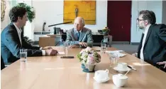  ?? Fotos: Bernd von Jutrczenka ?? Bundestags­präsident Wolfgang Schäuble im Gespräch mit Bernhard Junginger (links) und Rudi Wais.