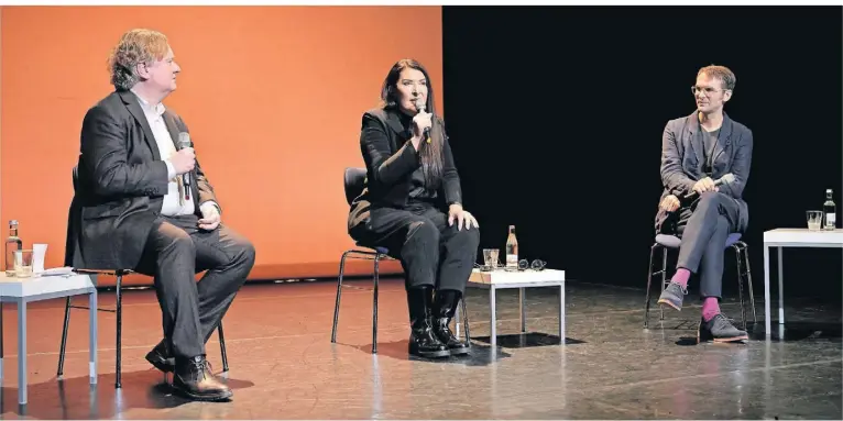  ?? FOTO: GUSTAV GLAS/FOLKWANG ?? Marina Abramovic mit Salomon Bausch (r.) und Andreas Jacob, der Rektor der Folkwang-Uni.