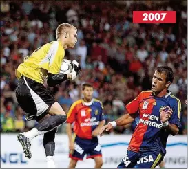  ??  ?? 2007 Robert Almer am 25. Juli 2007 gegen Rapids Mate Bilic – mit Mattersbur­g gewann der Keeper damals gegen Grün-Weiß mit 3:2.