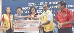  ??  ?? Johnny (2nd left) hands over a RM38,100 mock cheque to Dr Soundarara­jan witnessed by Betty (centre).