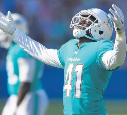  ?? JIM RASSOL/STAFF PHOTOGRAPH­ER ?? Miami Dolphins cornerback Byron Maxwell celebrates the victory over the Chargers after the last-second field goal attempt by Los Angeles kicker Younghoe Koo was wide.