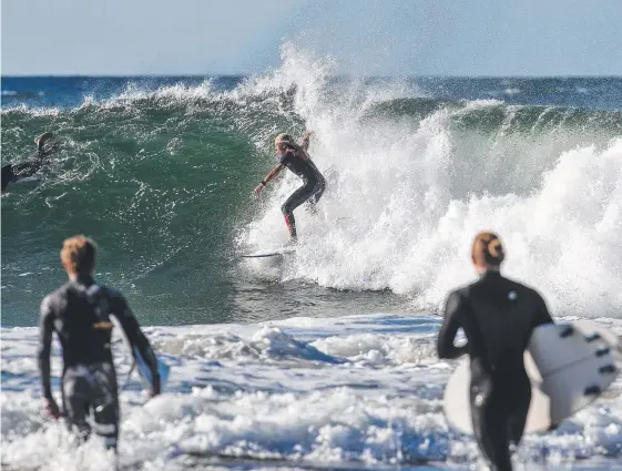  ?? Picture: JERAD WILLIAMS ?? Snapper Rocks was packed yesterday afternoon, with both amazing waves as well as surfers who were there to enjoy them.
