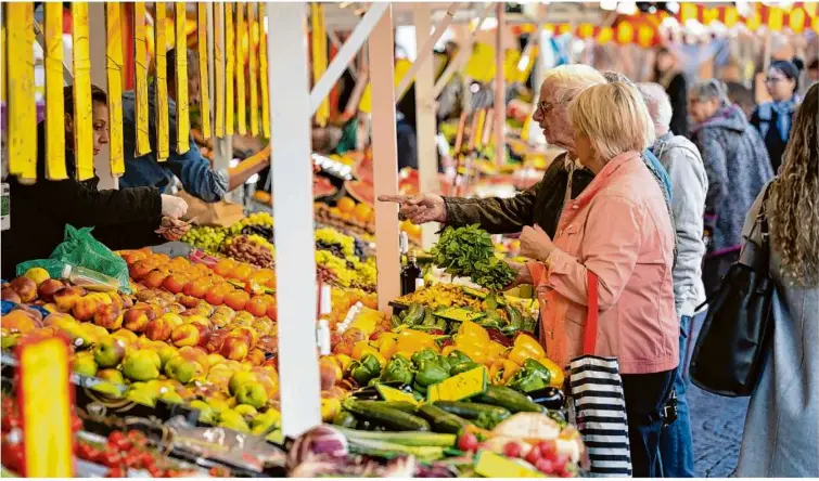  ?? Foto: Boris Roessler/dpa ?? Ein Obst- und Gemüsestan­d auf einem Wochenmark­t in Deutschlan­d: Das Angebot könnte sich wegen des Klimawande­ls womöglich ändern.