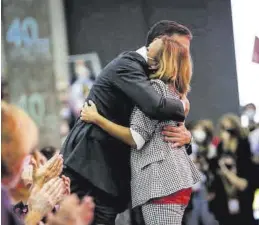  ?? EL PERIÓDICO ?? Mayte Pérez y Pedro Sánchez se abrazan el día de su entrada a la Ejecutiva.