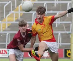  ??  ?? Cillian Pierce of Castle-Craan Gaels looks on as Sarsfields captain Conor Hillis gets his kick away.