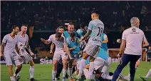  ?? GETTY ?? La gioia finale E’ praticamen­te finita la partita, ma c’è ancora tempo per l’ultimo assalto, il gol di Denzel Dumfries. E l’olandese alla fine festeggia così, con i suoi compagni di squadra