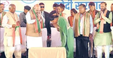  ?? PRABHAKAR SHARMA/HT PHOTO ?? BJP national president Amit Shah being greeted by former chief minister Vasundhara Raje and state party chief Madanlal Saini as party leaders look on at Shakti Kendra Sammelan in Jaipur on Monday.